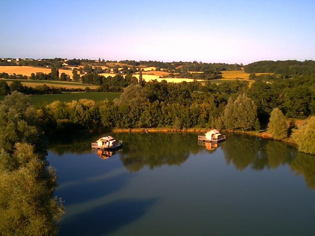 Cabanes Flottantes Du Lac De Pelisse Hotel Douzains Exterior photo